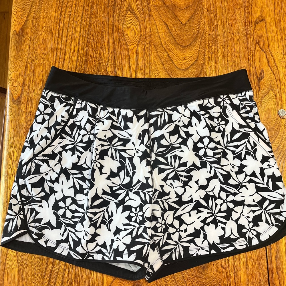 Black and white floral lands end swim shorts. 5 inch inseam.